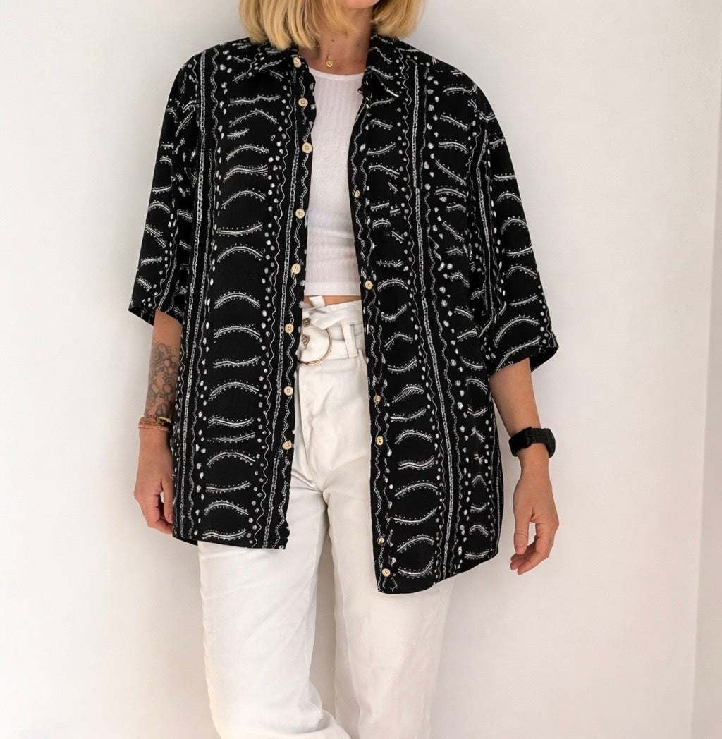 Camisa Vintage Negra Oversize con Estampado Blanco