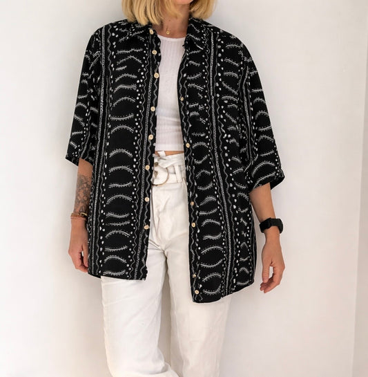Camisa Vintage Negra Oversize con Estampado Blanco