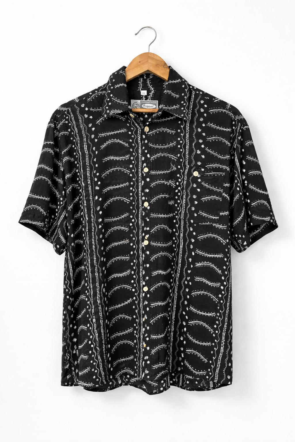 Camisa Vintage Negra Oversize con Estampado Blanco