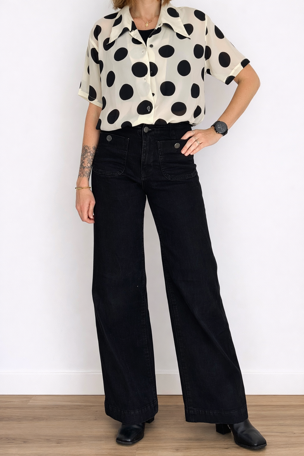 Camisa Vintage Blanca de Manga Corta con Topos Negros