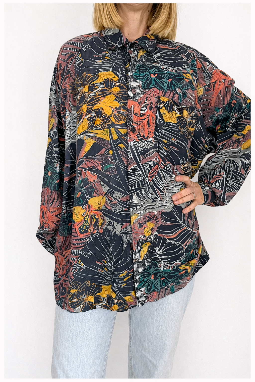Camisa Vintage Negra de Manga Larga con Estampado de Hojas