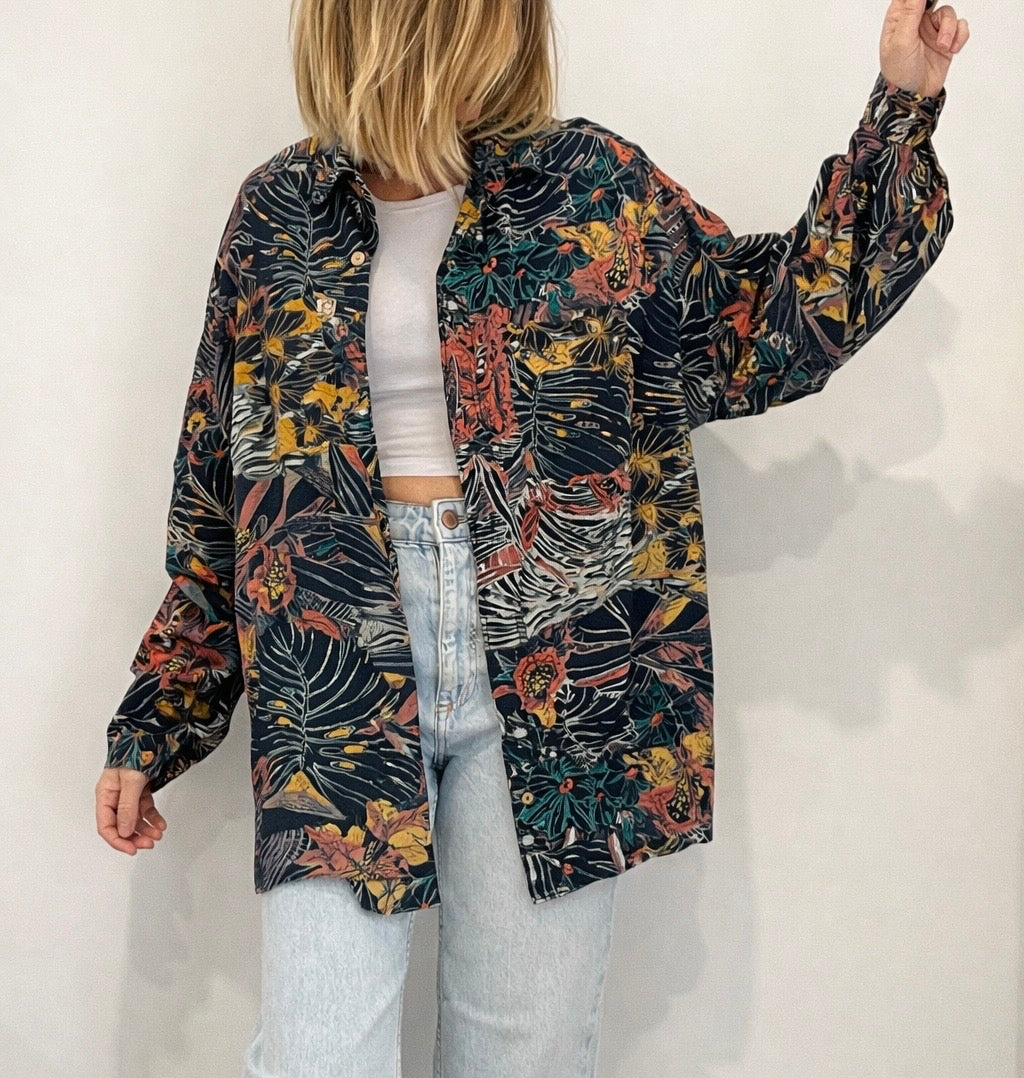 Camisa Vintage Negra de Manga Larga con Estampado de Hojas