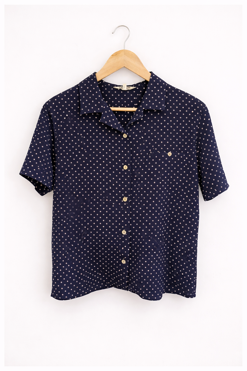 Camisa vintage azul marino con topos